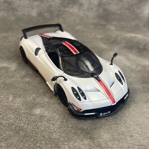 Kinsmart 1/38 Scale 2016 Pagani Huayra BC Diecast Model Toy 5400D White
